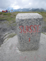 スイスとイタリアの国境の石標