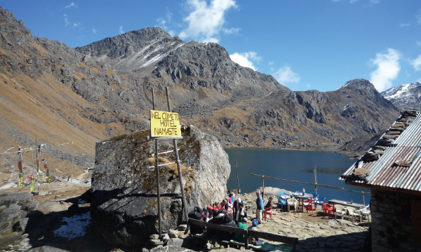 ランタン山群 ゴサインクンド・トレッキングとスリヤピーク（5144ｍ）登頂 ロッジ泊で歩く10日間