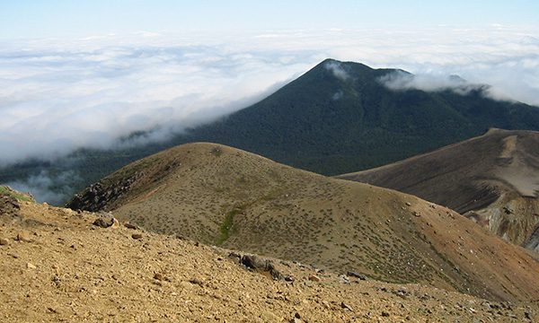 阿寒岳 | 日本百名山ガイド | 登山ツアー 山登りツアー 山歩き 旅行｜旅の本棚